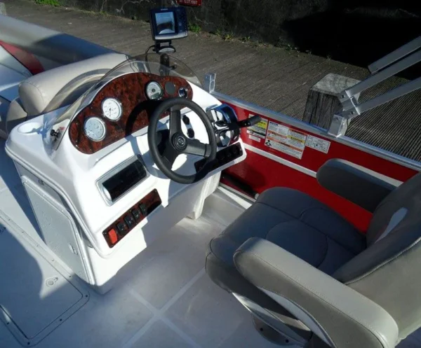 Hurricane Fun Deck 150 CV – Image 8